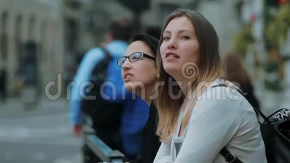 两名年轻女子在伦敦观光旅游视频的预览图