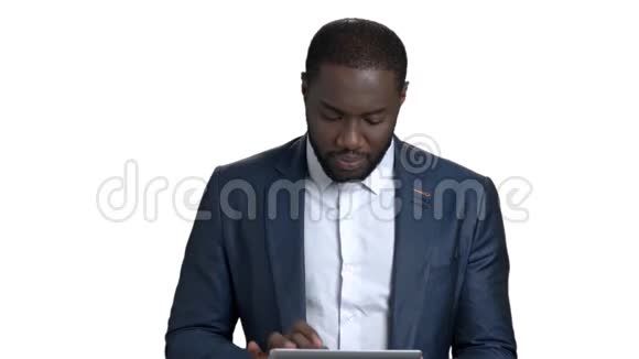 微笑的商人在电脑平板电脑上工作视频的预览图