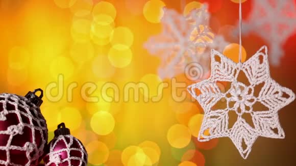 圣诞节装饰品在模糊的背景下视频的预览图