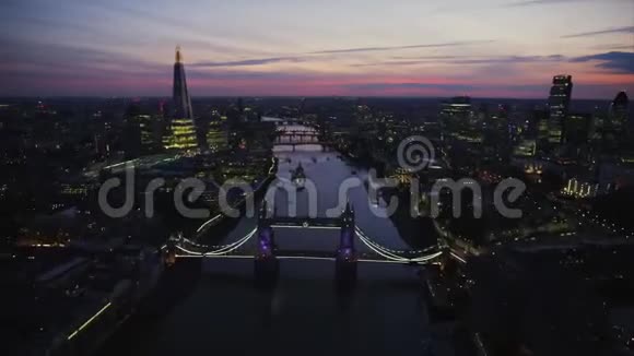城市上空飞行摄像机的漂亮录像视频的预览图