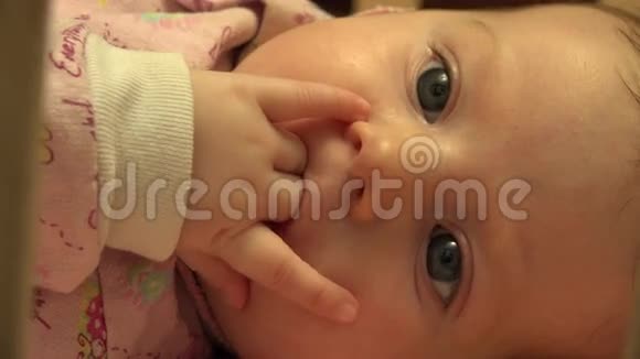 婴儿吮吸她的手指特写4K超高清超高清视频的预览图