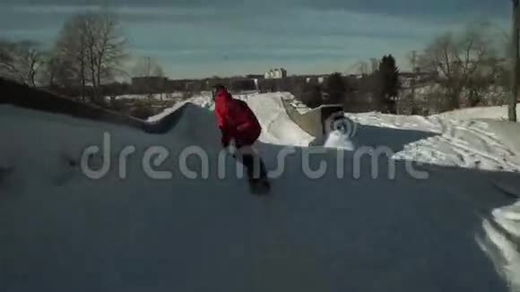 滑雪者跳跃慢动作视频的预览图