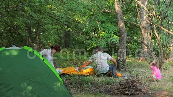 绿色森林中的家庭设置帐篷视频的预览图