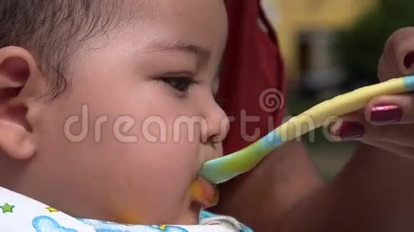 婴儿饮食婴儿喂养视频的预览图