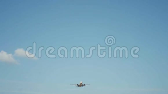 飞机在机场降落起飞视频的预览图
