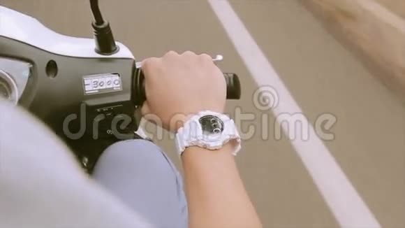 驾驶摩托车的人手边的风景旅行白色手表道路旅程视频的预览图