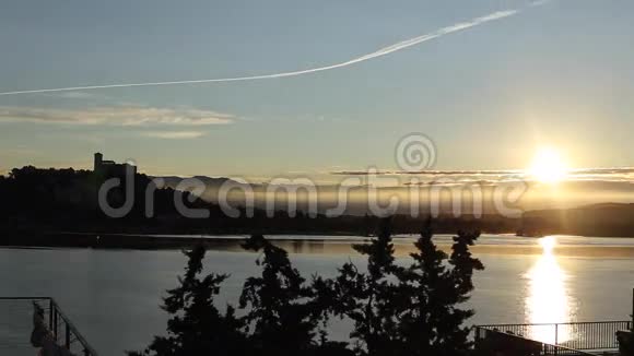 从河对岸看阿罗纳城日落时分视频的预览图