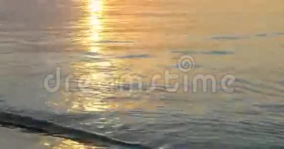 夕阳西下宁静的海浪冲刷着海岸视频的预览图