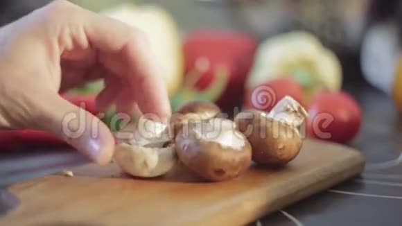 家庭主妇在厨房里切蘑菇做饭视频的预览图