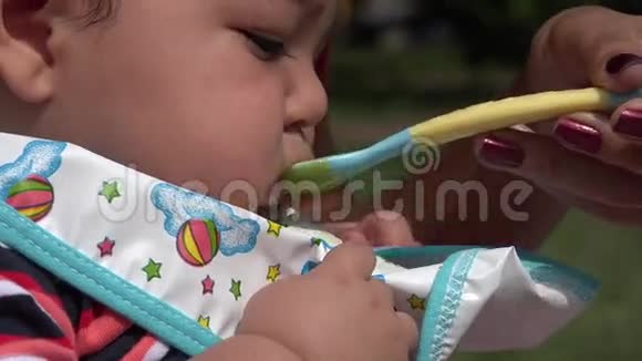 婴儿饮食婴儿喂养视频的预览图