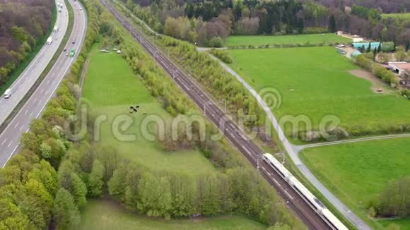 德国A3高速公路和高速铁路视频的预览图