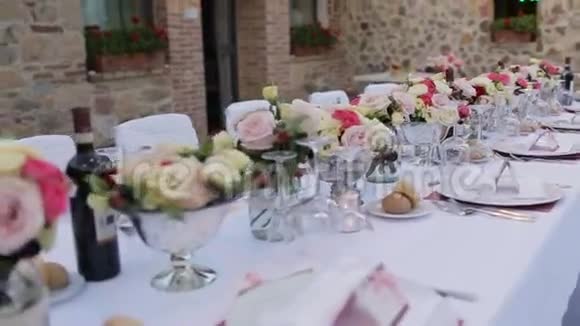 为婚礼而设的豪华餐厅桌旁景观视频的预览图