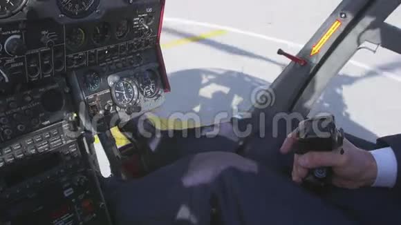 在飞行员保持控制手柄和起飞直升机摄像机在里面飞行员舱飞行航班视频的预览图