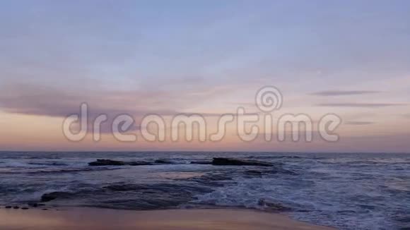 海滩海景观波浪破岩石视频的预览图