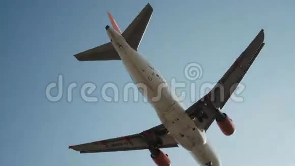 飞机在机场降落起飞视频的预览图