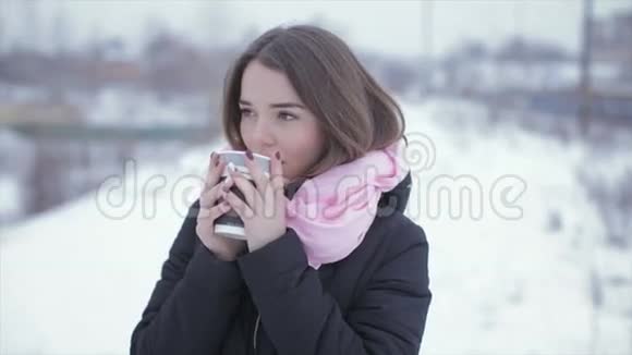 从纸杯里喝卡布奇诺咖啡的女人视频的预览图