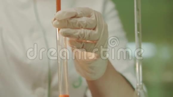 实验室果汁质量检测视频的预览图