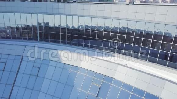 办公楼窗户背景反映在现代办公楼窗户上的建筑物建筑物的窗户视频的预览图