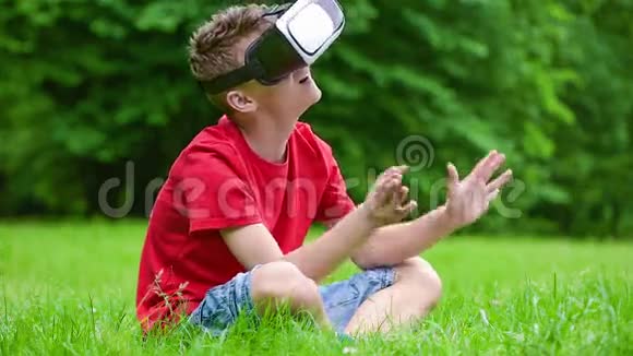 带着VR眼镜的少年视频的预览图