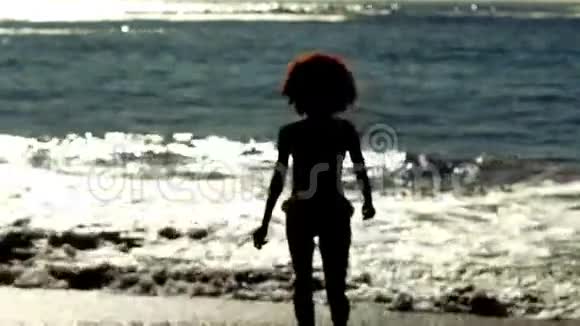 女人在海里跳跃举起手臂和腿视频的预览图