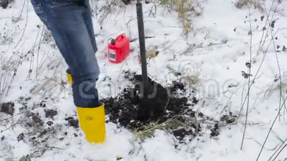 人在地面打钻孔以测试土壤视频的预览图