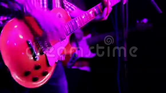 一位演奏红色吉他特写的音乐家视频的预览图