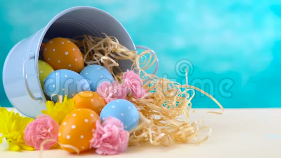 快乐的复活节装饰品彩蛋和春花视频的预览图