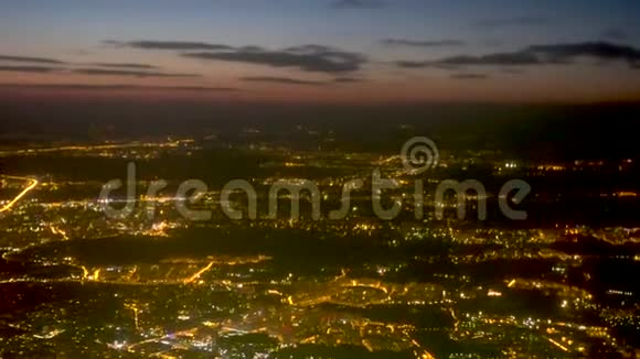 从夜间的飞机上俯瞰莫斯科城市的空中景色视频的预览图
