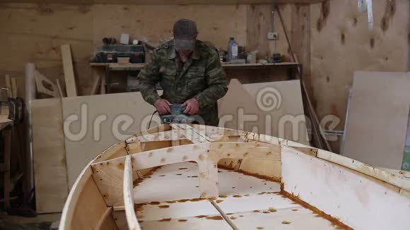 一个木匠在船厂修木船视频的预览图
