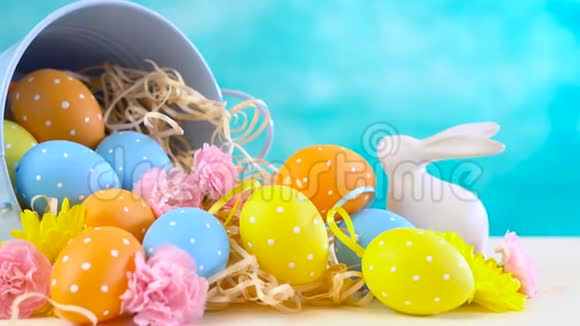 快乐的复活节装饰品彩蛋和春花视频的预览图