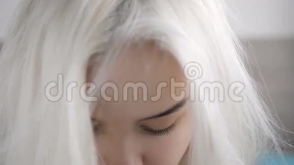 金发女郎时尚发型美容理念的特写肖像视频的预览图