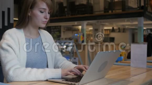 令人震惊的神奇的年轻女子在笔记本电脑上工作视频的预览图