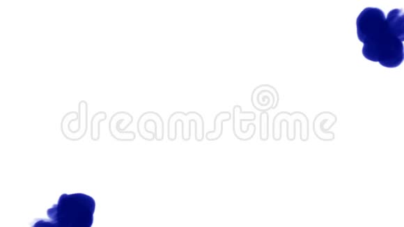 白色背景上的蓝色墨水三维渲染与卢马哑光许多墨水注射视频的预览图