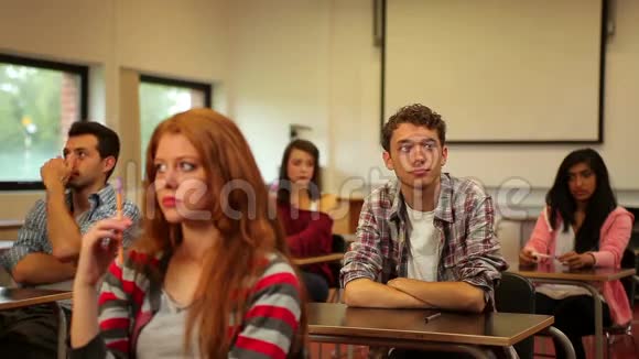 紧张的学生等待考试视频的预览图