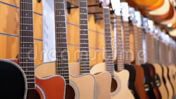 很多音响吉他挂在音乐商店里卖乐器视频的预览图