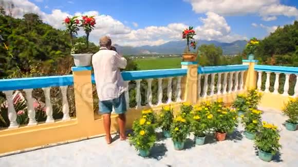 越南老人摄影塔装饰与景观视频的预览图