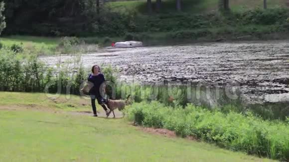 女人和狗在散步视频的预览图