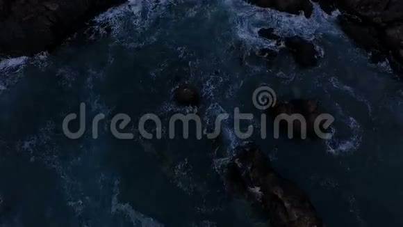 海浪冲击着海岸悬崖视频的预览图