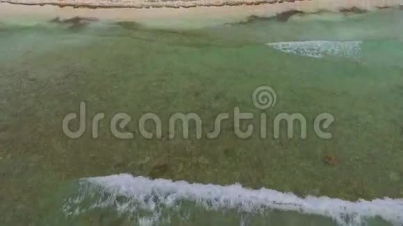 从四架飞机上观看透明的海水和棕榈树岛海岸视频的预览图