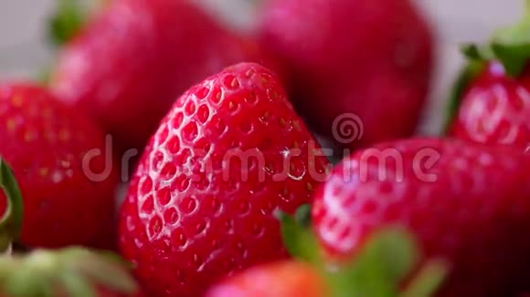 新鲜草莓在阳光下旋转慢动作视频的预览图