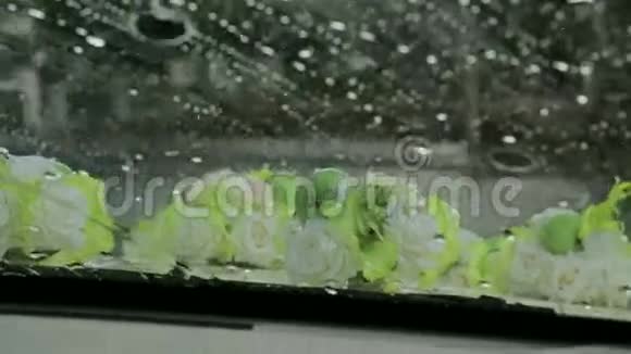 婚礼车挡风玻璃上的雨滴视频的预览图