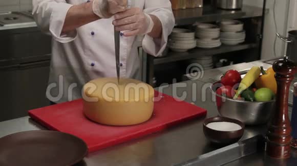 厨师切一块奶酪中档视频的预览图