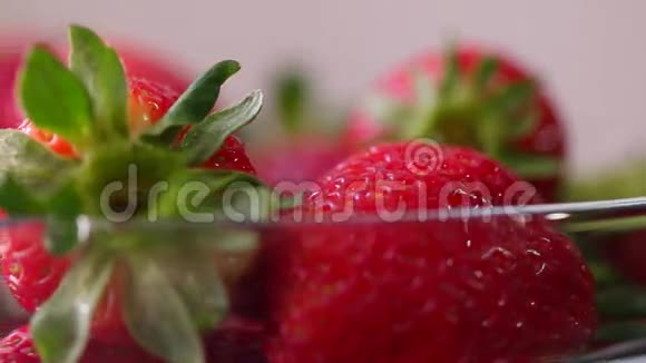 新鲜草莓在阳光下旋转慢动作视频的预览图