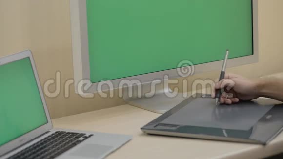 电脑与现代木桌设计视频的预览图