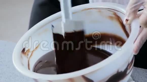 巧克力被融化在碗里视频的预览图