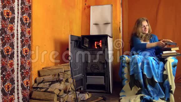 女孩坐在旧炉旁从奶奶图书馆看书视频的预览图