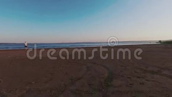 美丽的热带沙滩在海岸上空飞翔视频的预览图