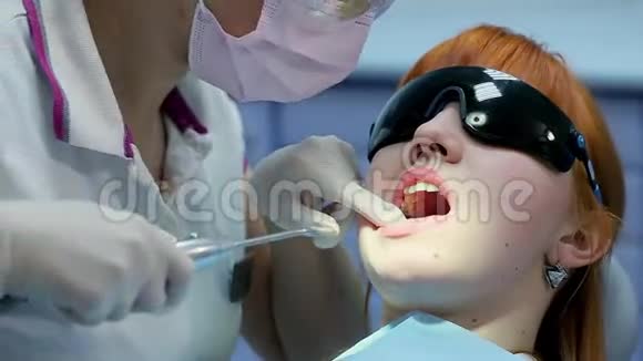 牙科诊所牙科医生及医疗助理视频的预览图