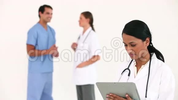 医生站在她的同事面前视频的预览图