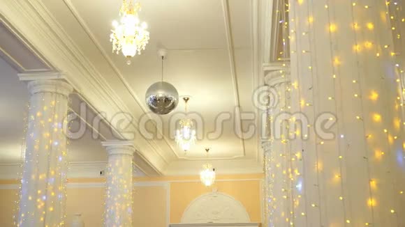 室内举行婚礼的大厅装饰视频的预览图